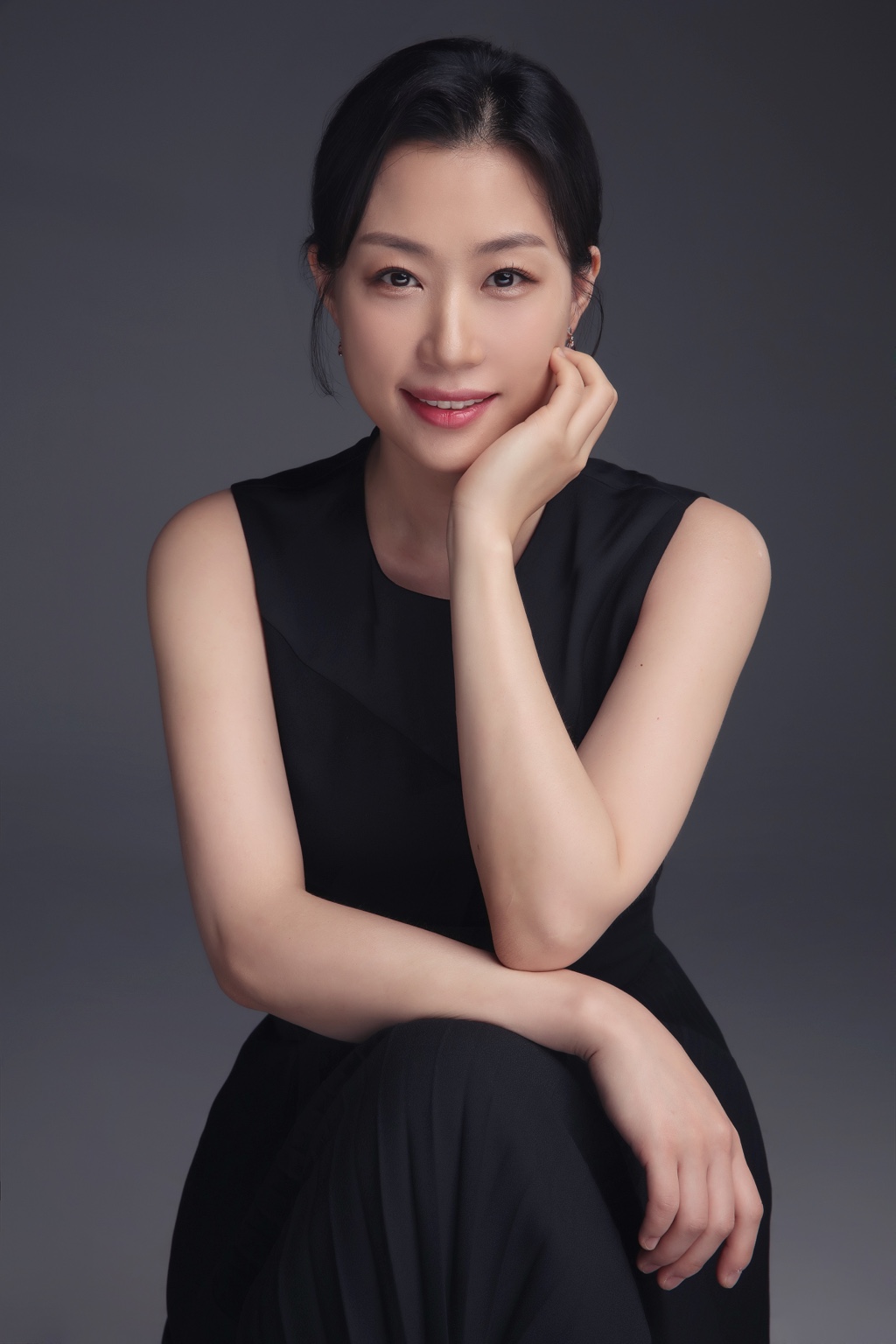 Hanna Park im schwarzen Kleid
